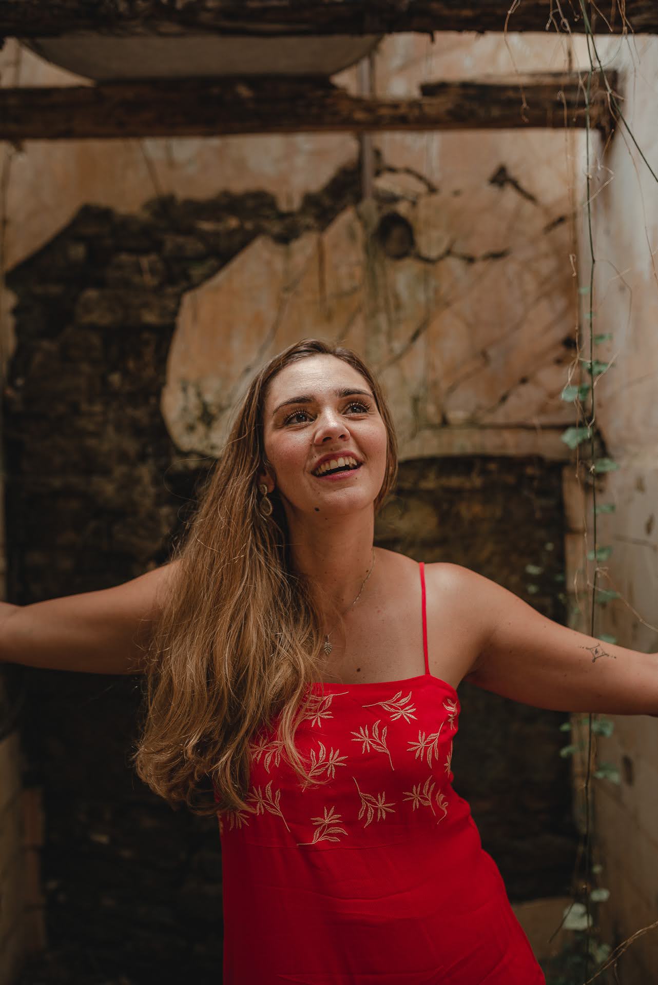 Elô de vestido vermelho